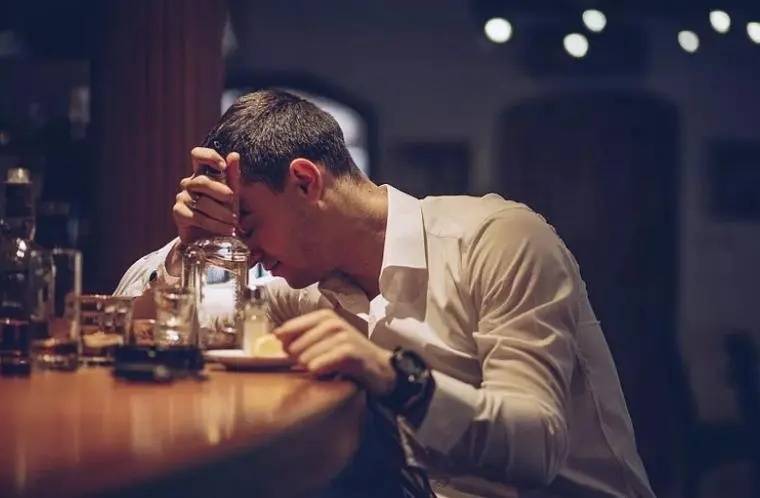 中国已经喝不动了啤酒白酒产量下降快原因揭秘(图1)