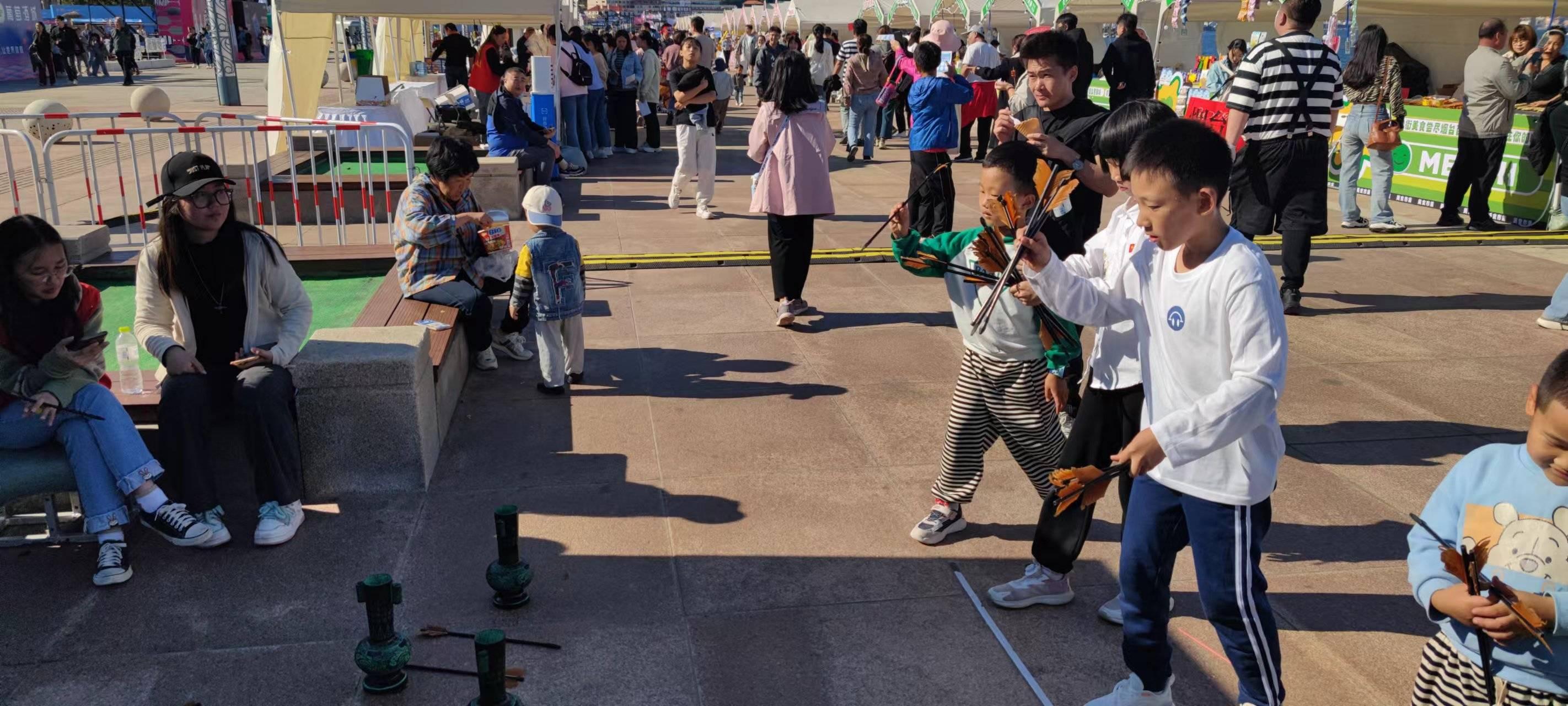 “微醺”第三天对酒当歌更当说金曲联唱脱口秀惊艳2024烟台红酒海岸艺术展(图1)