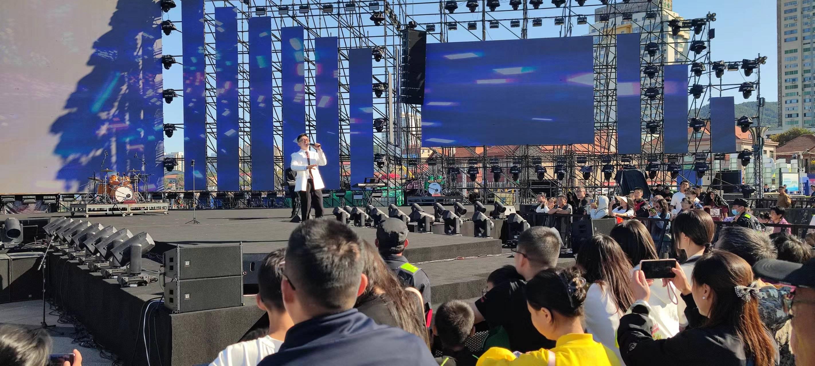 “微醺”第三天对酒当歌更当说金曲联唱脱口秀惊艳2024烟台红酒海岸艺术展(图3)