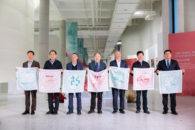 首次在白酒行业内举办文学艺术展！莫言联袂郎酒上演跨越美酒与文学的艺术盛宴(图1)