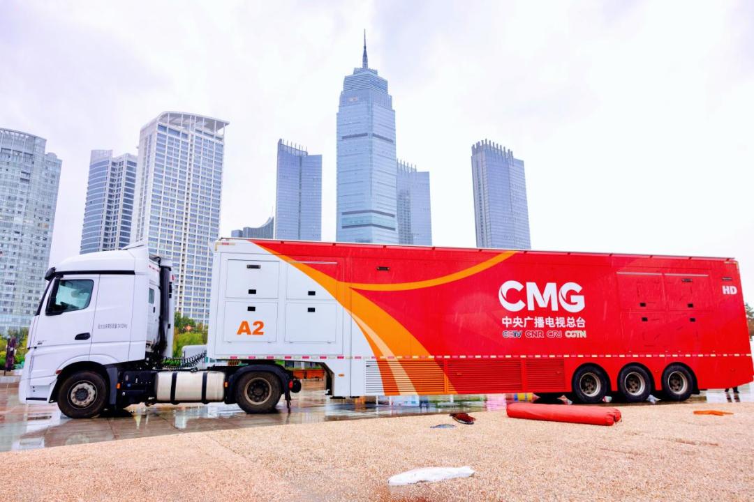 总台“大红车”在“烟台红酒海岸”的微醺奇遇→(图2)