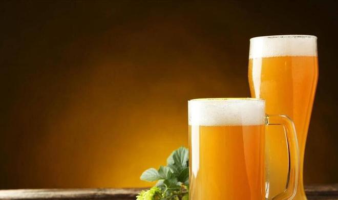 啤酒销量一跌再跌人们为啥都不爱喝了？这3个原因残酷又现实(图1)