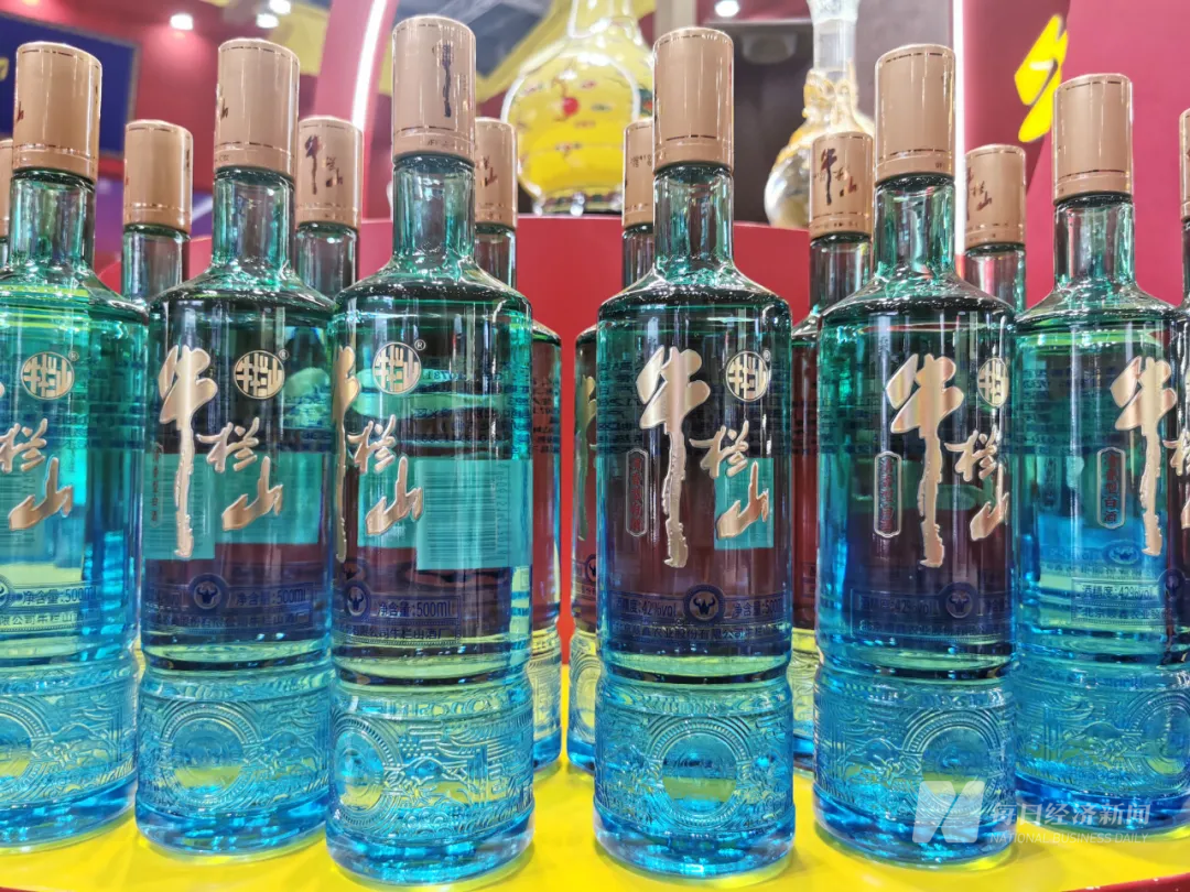 将进酒•观察丨酒业新局④今年市场规模将超1500亿元光瓶酒赛道战火升级单纯低价不再是“杀手锏”(图1)