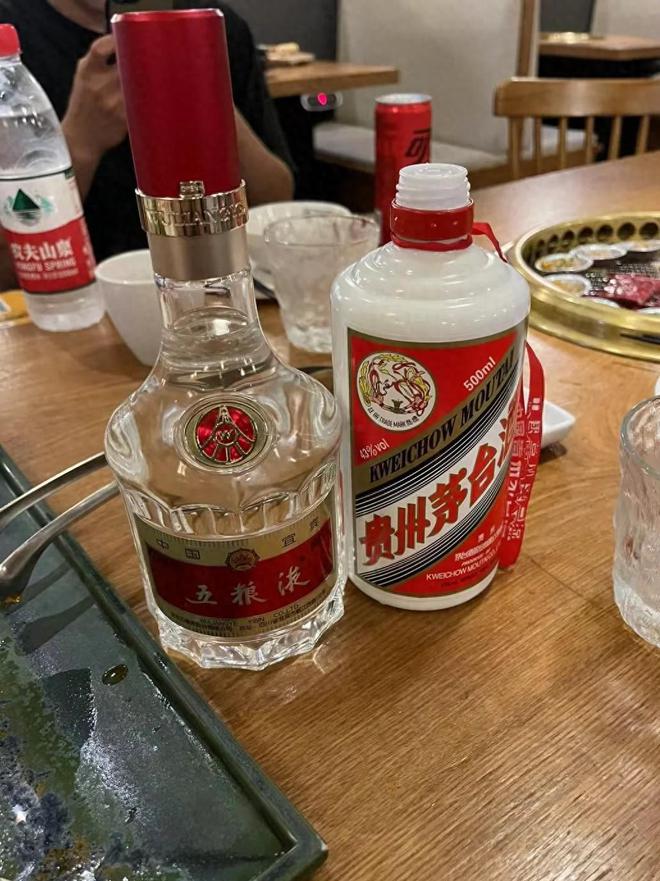 五粮液和茅台哪个好？懂行的人道出实情：对比一下差距一目了然(图1)