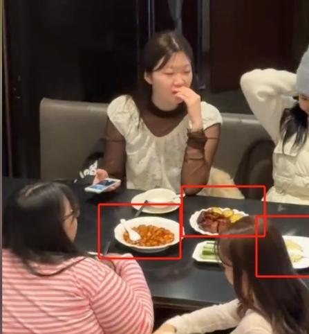 韩国人去上海免签吃红烧肉竖大拇指吃烤鸭用纸卷并吐槽难吃(图5)