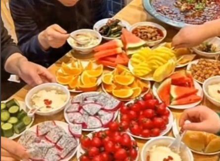 韩国人去上海免签吃红烧肉竖大拇指吃烤鸭用纸卷并吐槽难吃(图8)