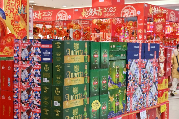 青岛啤酒福蛇贺岁版国潮商品成市场热销(图1)