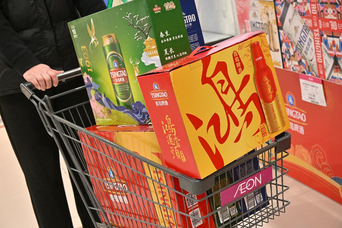 青岛啤酒福蛇贺岁版国潮商品成市场热销(图2)