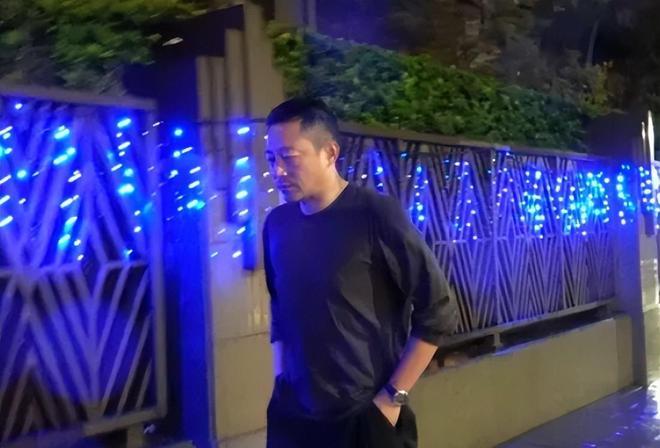 大S骨灰刚抵家汪小菲驱车直赴大S豪宅拜祭现场流出(图3)