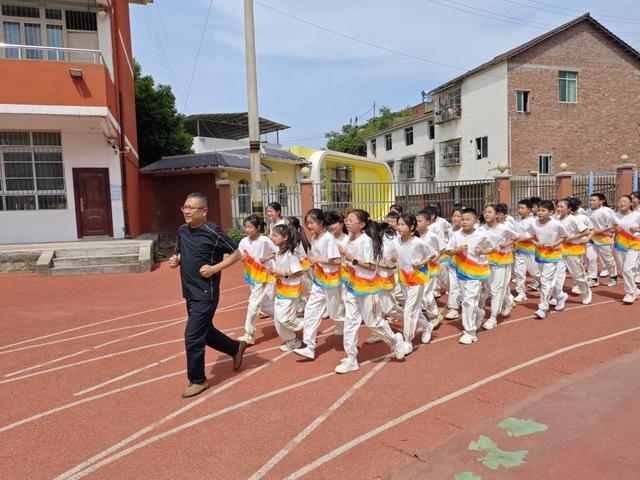 跃动春日趣润童心宜宾三江新区凉姜学校举办第六届大课间比赛活动(图5)