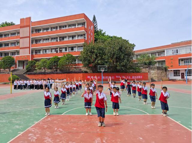 跃动春日趣润童心宜宾三江新区凉姜学校举办第六届大课间比赛活动(图2)