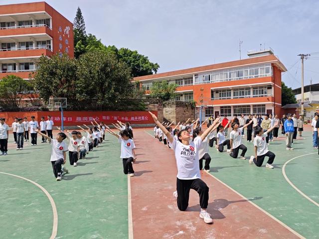 跃动春日趣润童心宜宾三江新区凉姜学校举办第六届大课间比赛活动(图3)