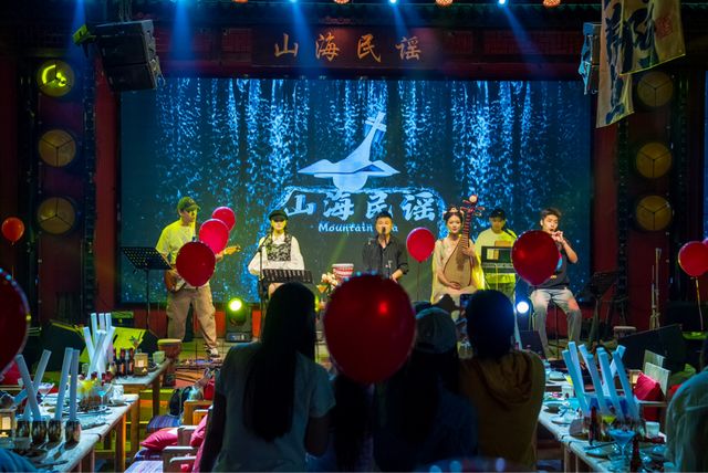 武汉山海民谣以榫卯美学破局民谣Live混搭江湖菜火热开躁！(图2)
