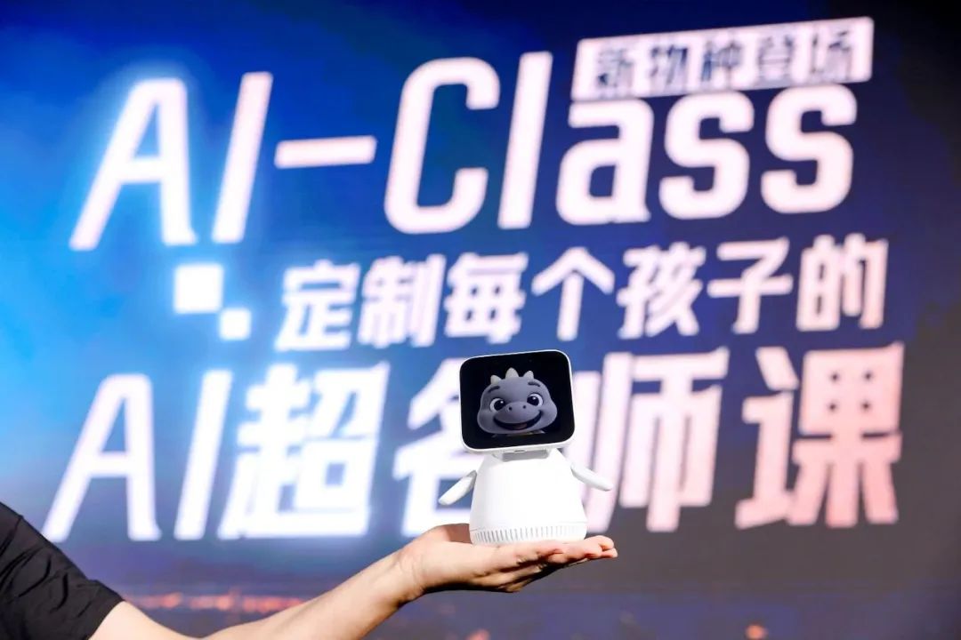 “一年白干”80后董事长“窦神”受罚110万！豆神教育5起案件未及时披露涉案超13亿元！公司一周前推出学伴机器人(图2)