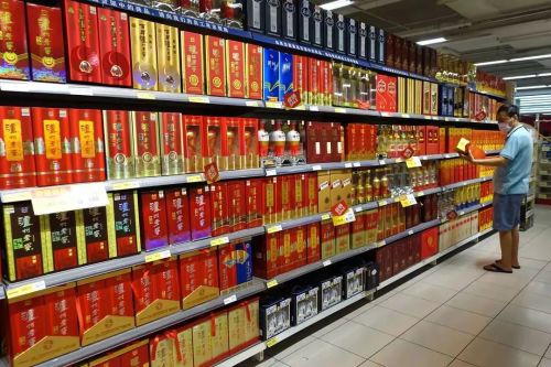 白酒价格彻底崩塌经销商哭诉：卖一箱亏200挺不住了(图1)