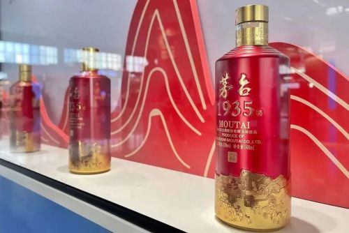 白酒价格彻底崩塌经销商哭诉：卖一箱亏200挺不住了(图2)