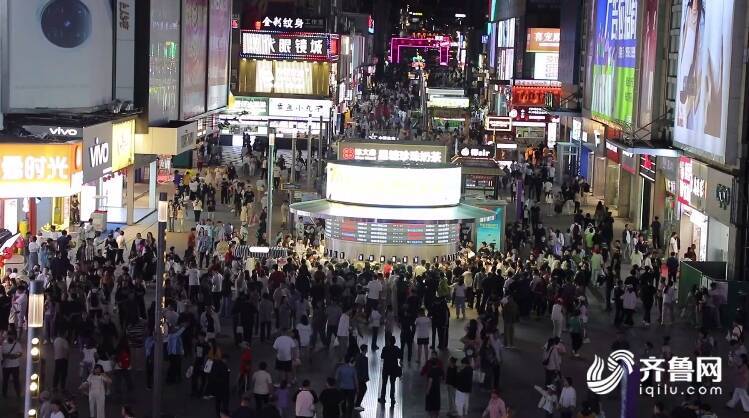 “青岛啤酒交易所”排队打啤酒消费新场景火出圈(图1)