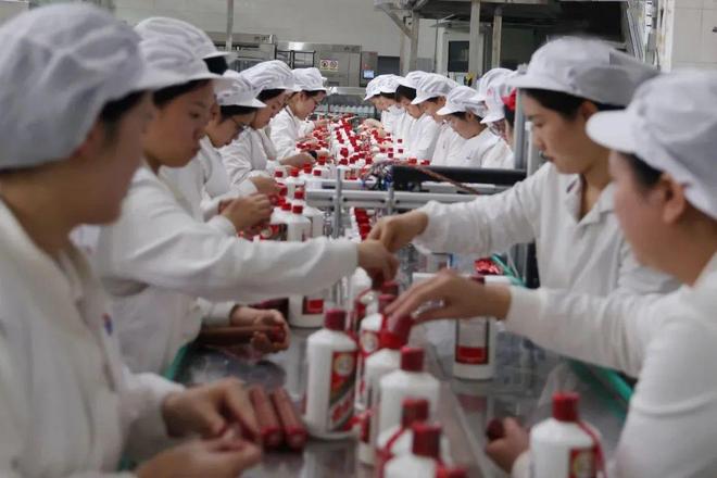 20家上市白酒企业营收总额首次下降行业进入产量与营收双下滑拐点？(图1)