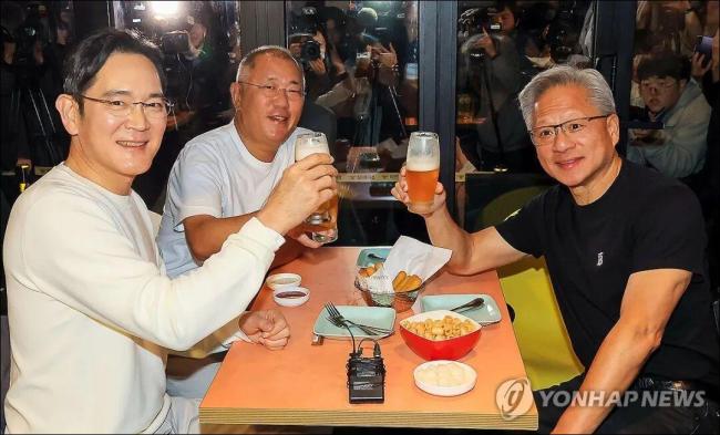 黄仁勋与韩财团老总喝啤酒吃炸鸡体验韩国文化(图2)