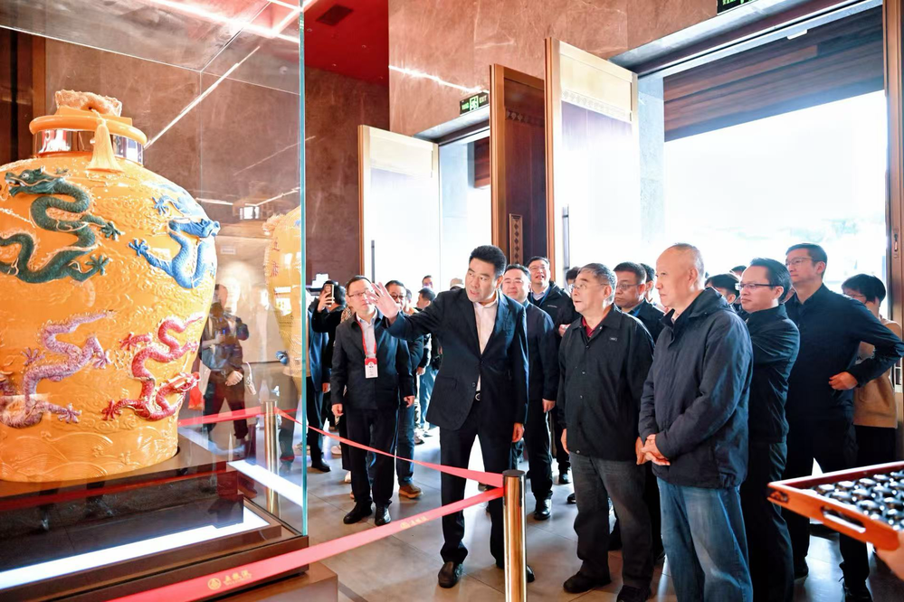 五粮液“十四五”时期每年跨越1个百亿台阶持续引领中国白酒高质量发展丨全国经济媒体社长总编四川行(图1)