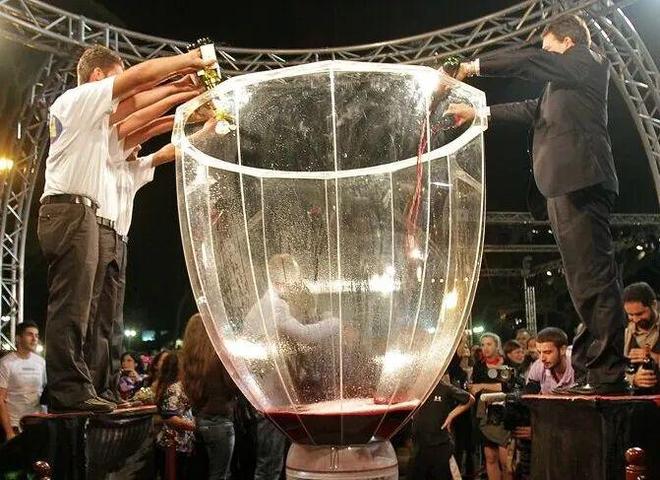 世界上最大的啤酒杯：12吨容量的“巨型圣杯”够百人狂饮！(图2)