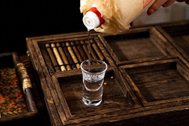 茅台崩三成国产红酒量跌八成国人为什么不爱喝酒了？(图1)