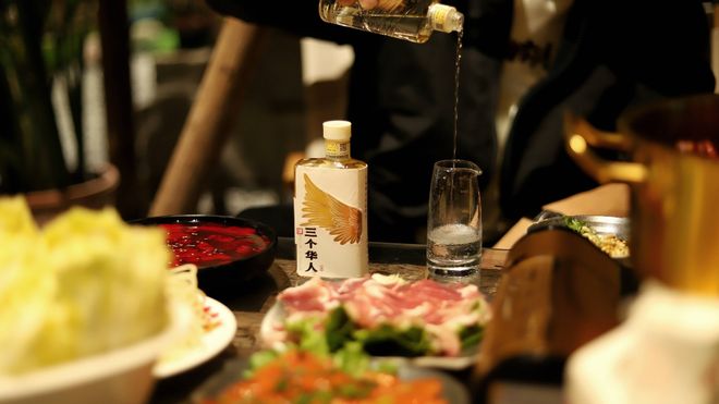 年轻人抛弃白酒红酒跌成白菜价！2025酒业迎来残酷洗牌(图1)