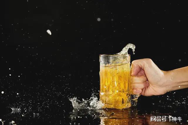 终于有烟酒店老板肯说实话:红火一时的乌苏啤酒为啥现在少见了(图3)