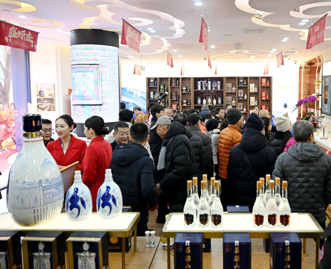 汾阳佳酿香飘京城山西杏花村汾酒专业镇体验中心4号店落户北京前门大街(图2)