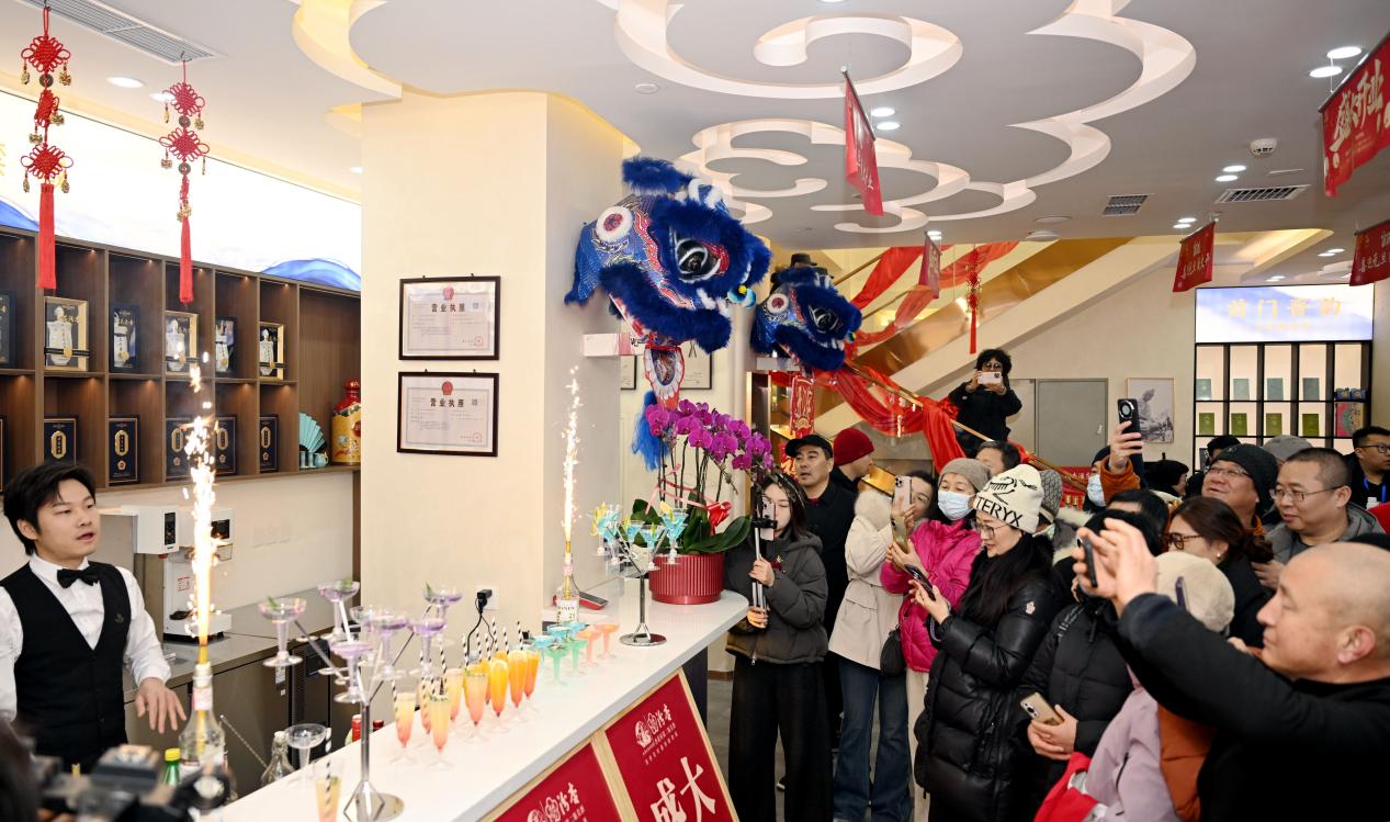 汾阳佳酿香飘京城山西杏花村汾酒专业镇体验中心4号店落户北京前门大街(图4)