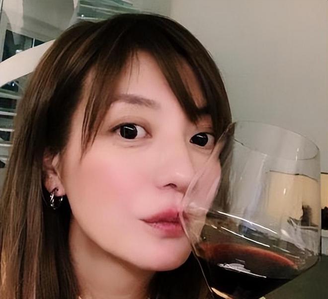 深夜2点直播10分钟被封！赵薇凌晨亲美女主播复出试探藏不住了(图3)