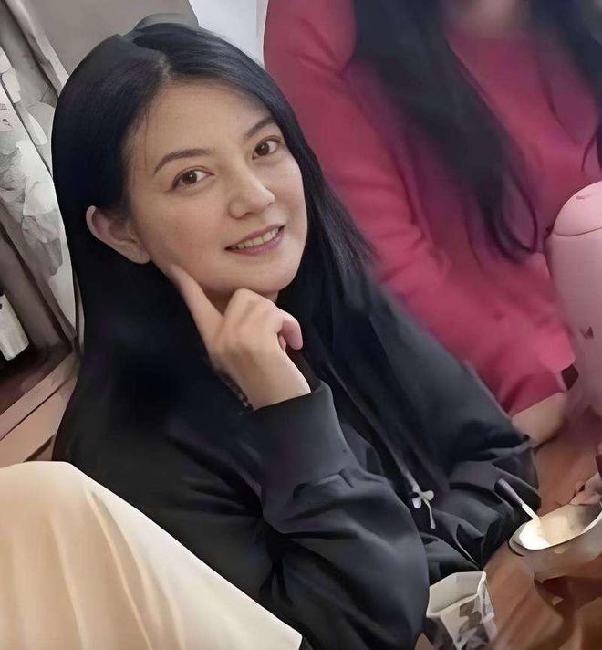 深夜2点直播10分钟被封！赵薇凌晨亲美女主播复出试探藏不住了(图17)