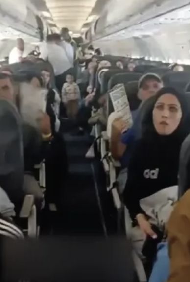 机票高至2000美元！“神秘航班”载153名加沙人落地南非南非当局懵了(图1)