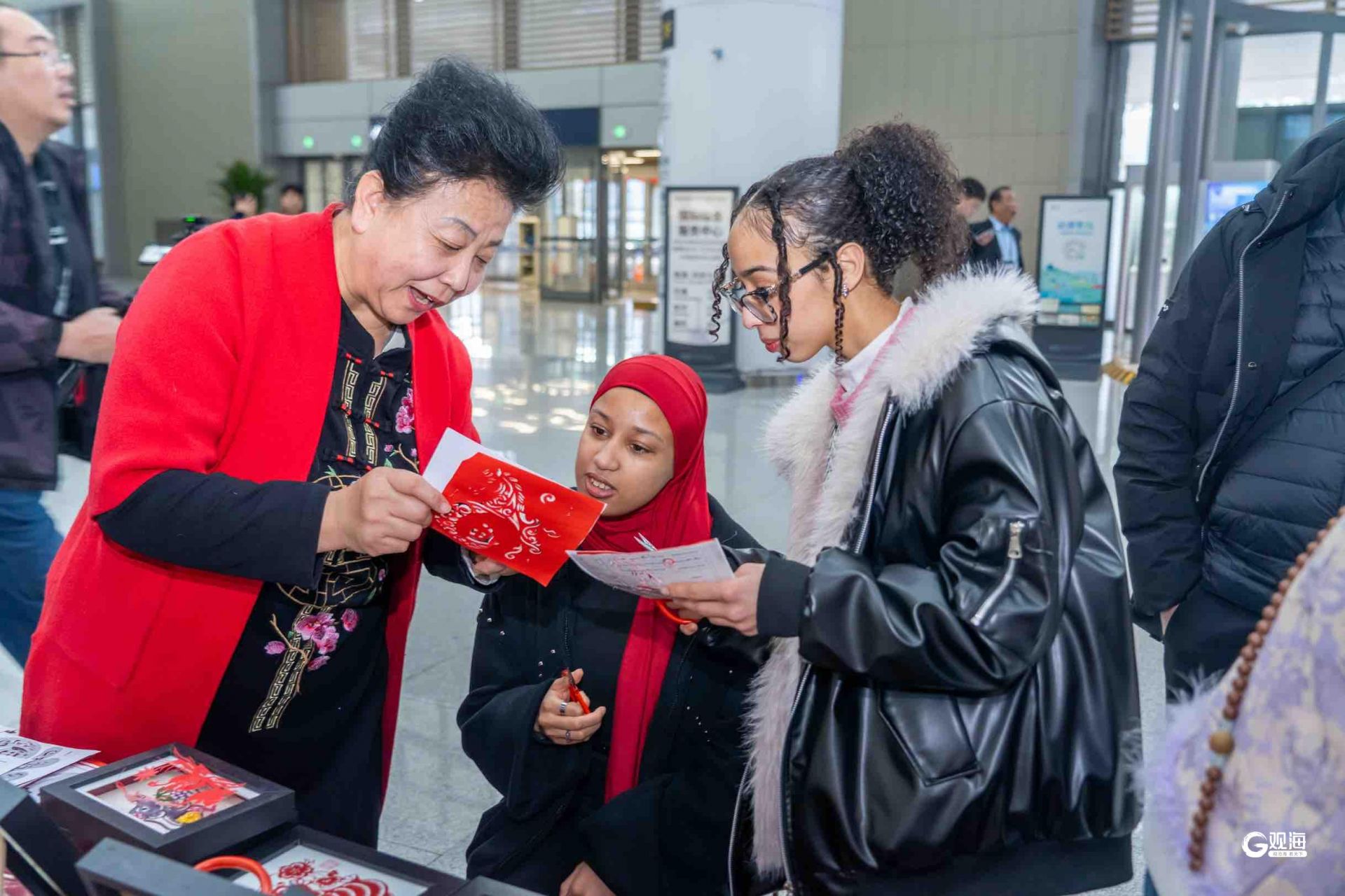 欢声笑语、暖意融融！入境游客抵青即享新春文旅盛宴(图1)