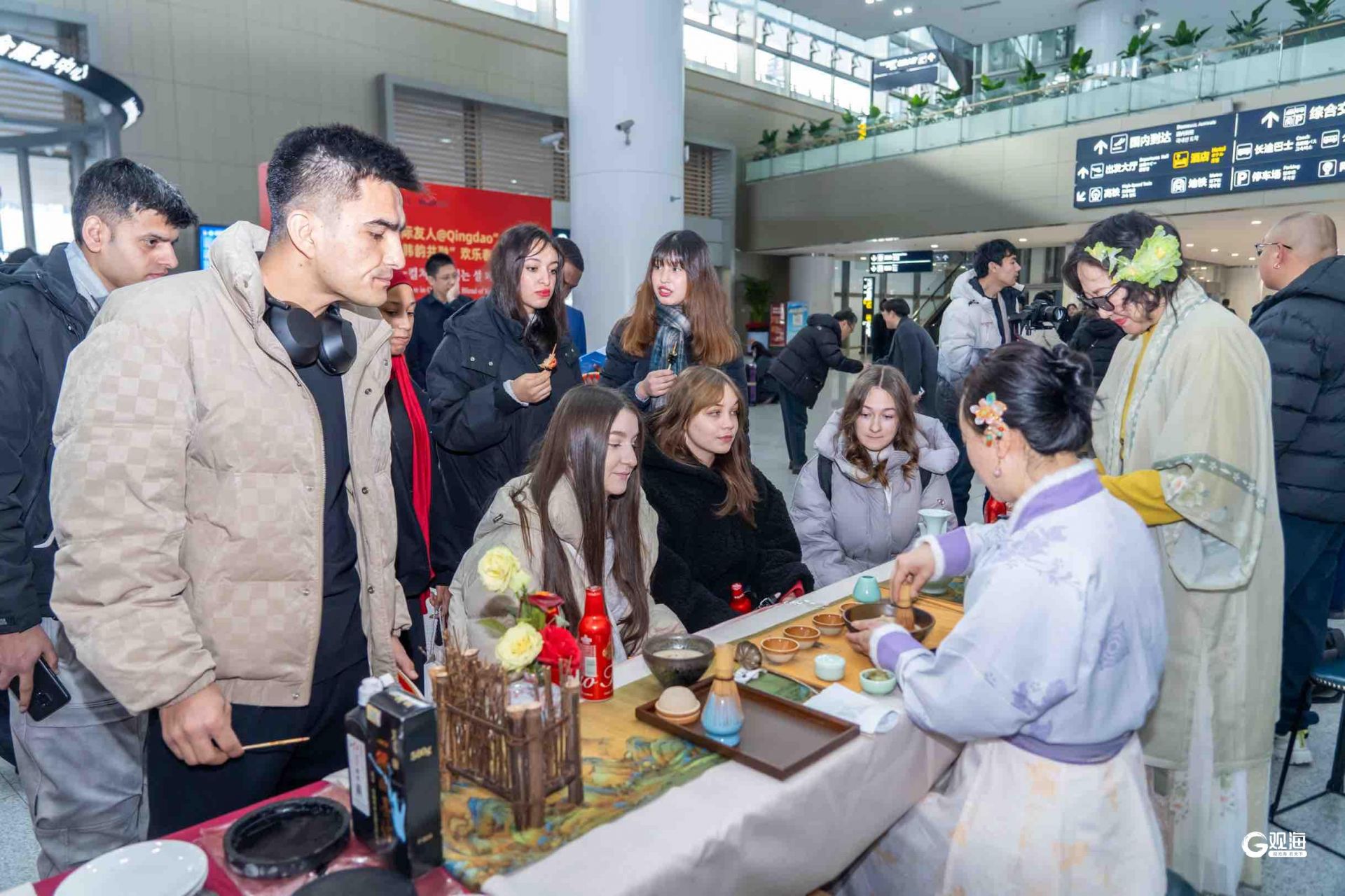 欢声笑语、暖意融融！入境游客抵青即享新春文旅盛宴(图2)