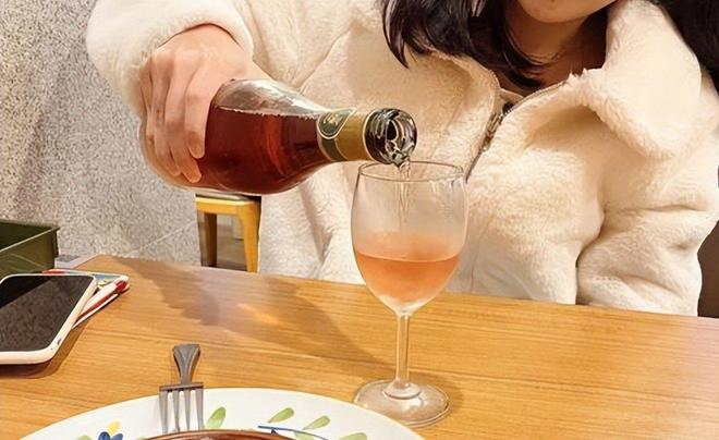 日本餐企在中国赚不到钱？萨莉亚红酒卖断货百亿营收却利润缩水(图3)